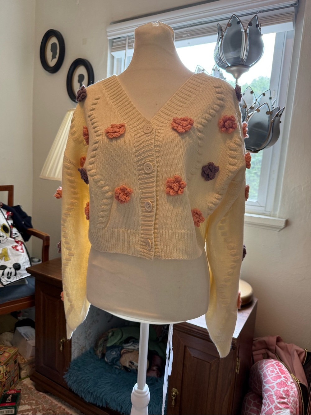 Women’s Cream Button-Front Sweater Pink and Purple Flower Applique xs le lis